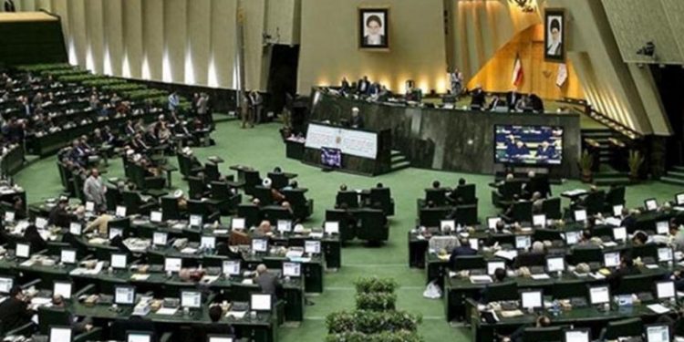 برلمان إيران يقر مشروع قانون لتسريع الأنشطة النووية