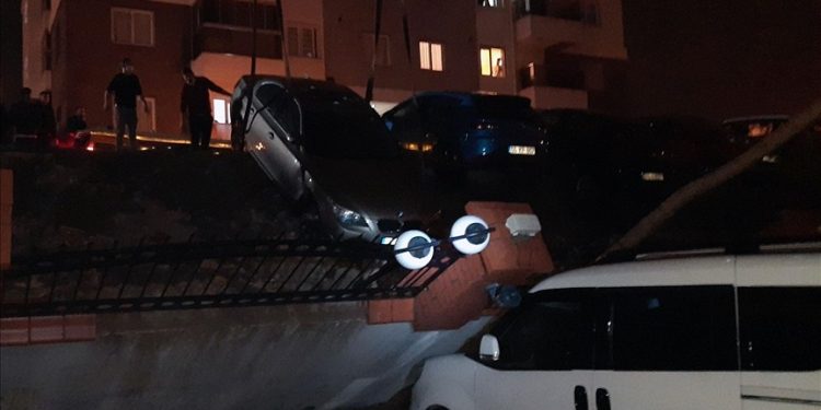 انهيار جدار فوق 29 سيارة بولاية إزمير