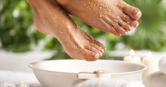 فائدة نقع القدمين في الماء والملح