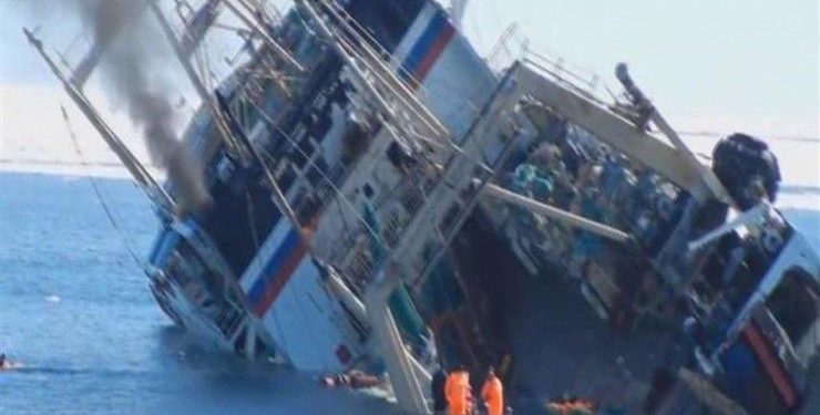 غرق سفينة إيرانية قرب مضيق هرمز