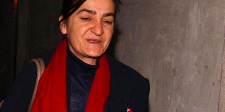 صحافية تركية: أنا شاهد عيان على التفتيش العاري بالسجون!