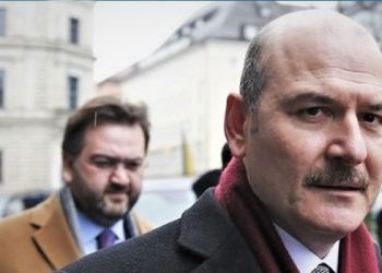 وزير تركي يرتدي عباءة القاضي ويحكم على معارضيه بالإرهاب