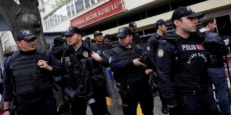 اعتقال 22 مواطنا في تركيا لاشتراكهم في صحيفة زمان!