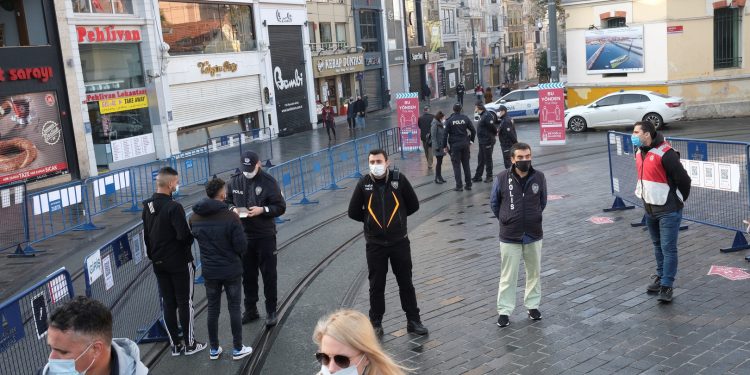 تركيا تسجل 220 وفاة وأكثر من 30 ألف إصابة جديدة بكورونا