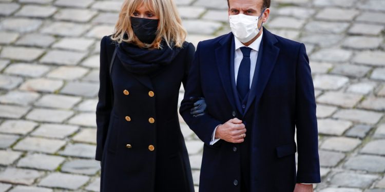 ما بين فيرساي والإليزيه.. كورونا يفرق بين ماكرون وبريجيت