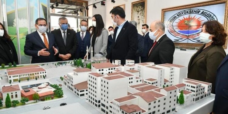 تركيا.. عمدة بلدية يخرق إجراءات الحجر الصحي بشكل فج