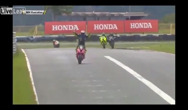 متسابق يستعجل الاحتفال بالفوز فيصاب بخيبة أمل