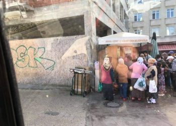 مشاهد مخجلة في أوردو.. الأتراك يتزاحمون على الخبز المعلق