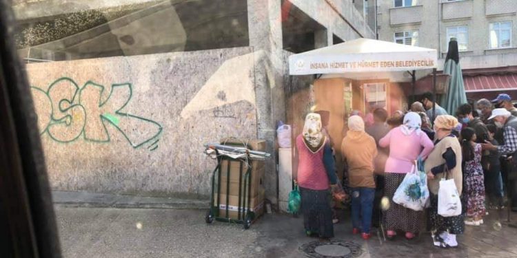 مشاهد مخجلة في أوردو.. الأتراك يتزاحمون على الخبز المعلق