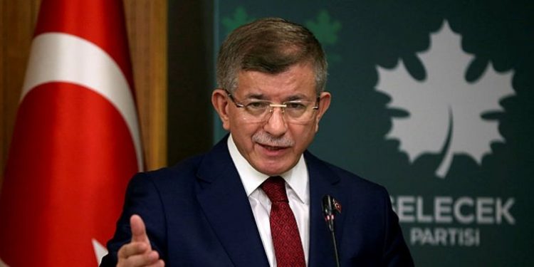 داود أوغلو: أردوغان تحت وصاية حليفيه