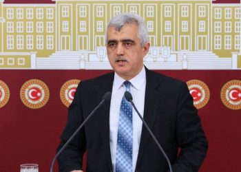 تركيا.. برلماني يبرز وقائع التفتيش العاري بالسجون