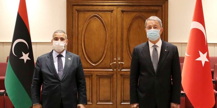 وزير دفاع تركيا يؤكد التنسيق مع الوفاق ضد خفتر