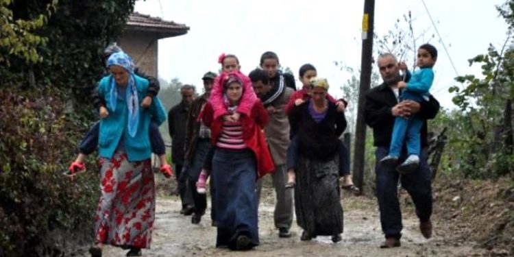 أكراد ديار بكر يحملون أطفالهم المعاقين على ظهورهم بسبب الوحل!