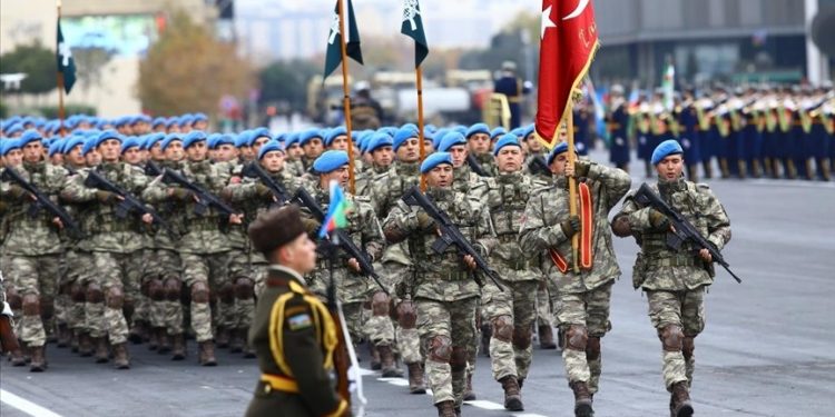 جيش تركيا يشارك باحتفال عسكري في أذربيجان!