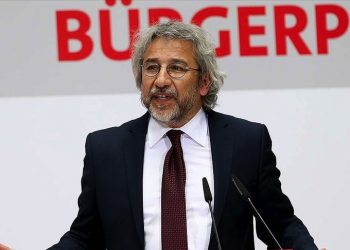 السجن 27 عامًا لصحفي تركي فضح إرسال السلاح للجهاديين في سوريا