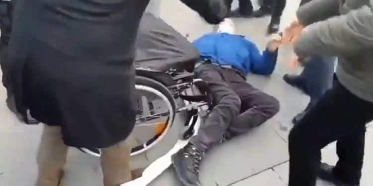 تركيا.. برلماني كردي مُقعد تحت أقدام الشرطة