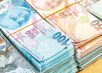 الليرة التركية تنخفض عن 8 ليرات