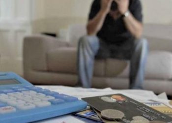 الأتراك يلبون احتياجاتهم الأساسية بالقروض وديونهم للبنوك تتزايد