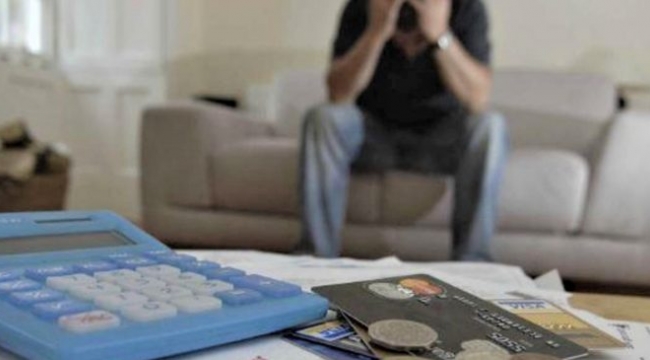 الأتراك يلبون احتياجاتهم الأساسية بالقروض وديونهم للبنوك تتزايد