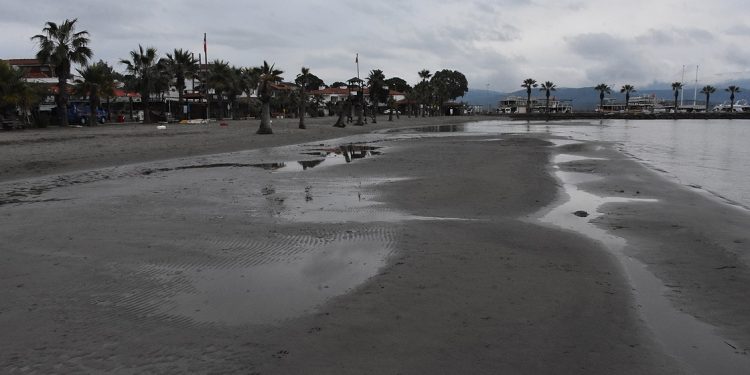 تركيا.. انحسار مياه البحر 40 مترًا في موغلا