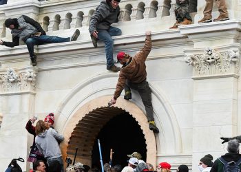 ارتفاع وفيات اقتحام أنصار ترامب لمبنى الكونجرس إلى 4 أشخاص