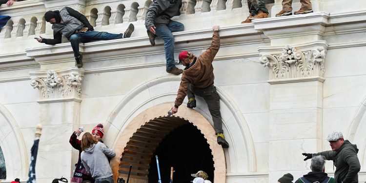 ارتفاع وفيات اقتحام أنصار ترامب لمبنى الكونجرس إلى 4 أشخاص