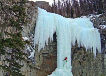 شلالات متجمدة تحيي الحركة السياحية في بايبورت التركية