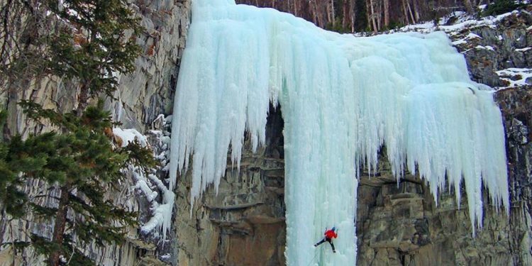 شلالات متجمدة تحيي الحركة السياحية في بايبورت التركية