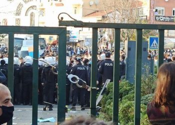 كاتب: غلق بوابة جامعة البوسفور بالأصفاد أرعبني كثيرًا