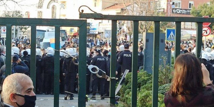 كاتب: غلق بوابة جامعة البوسفور بالأصفاد أرعبني كثيرًا