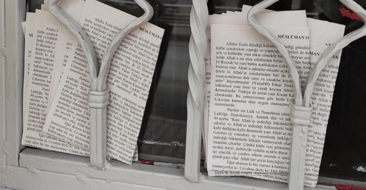 “الديمقراطية كفر” منشورات توزع في أنقرة!