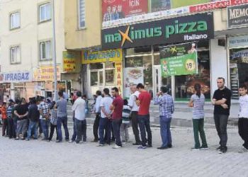 طوابير “الخبز الرخيص”.. تلخص حالة الاقتصاد في تركيا
