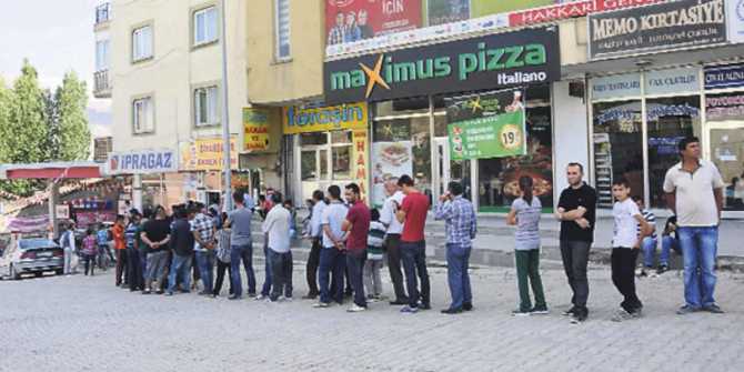 طوابير “الخبز الرخيص”.. تلخص حالة الاقتصاد في تركيا