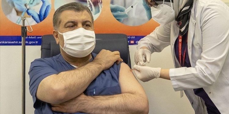 وزير الصحة التركي يحصل على أول جرعة من لقاح كورونا