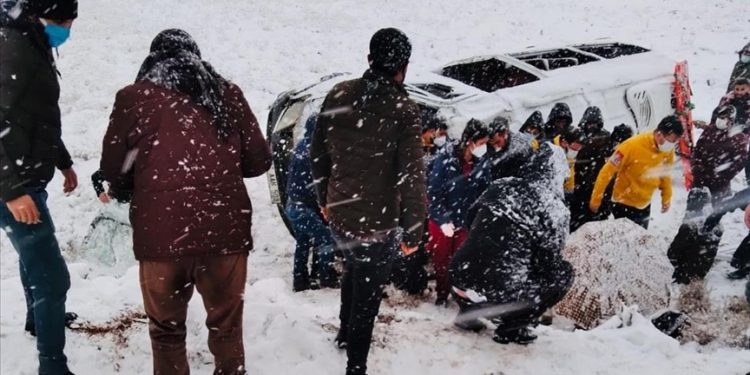 22 مصابا بانقلاب حافلتين بسبب الثلوج في ديار بكر