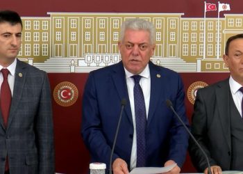 إعلام أردوغان يبث استقالة نواب معارضين ويتأخر بإعلان استقالة صهره