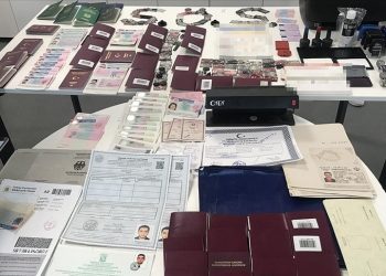 تركيا.. القبض على مزور أعد 2000 وثيقة سفر مزيفة