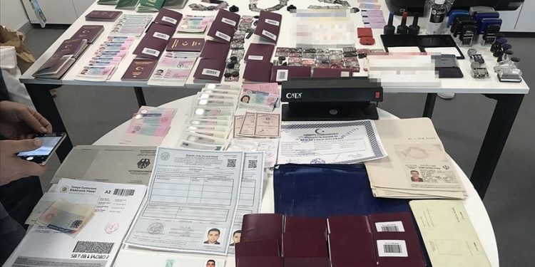 تركيا.. القبض على مزور أعد 2000 وثيقة سفر مزيفة