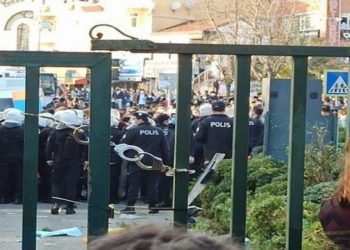 أساتذة وطلاب جامعة البسفور يواصلون احتجاجاتهم رغم الثلوج