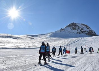 تركيا.. بدأ موسم التزلج في ولاية هكاري