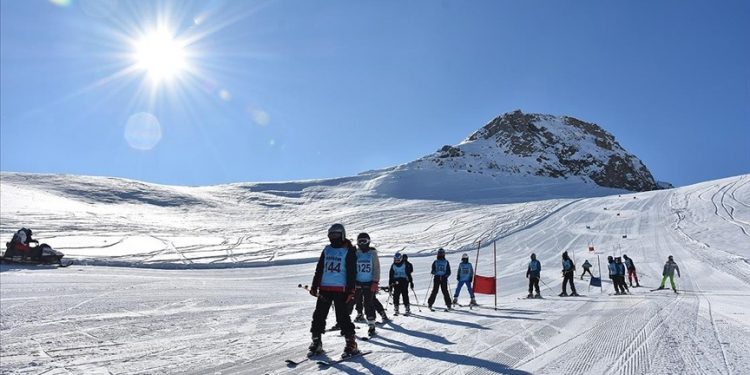 تركيا.. بدأ موسم التزلج في ولاية هكاري