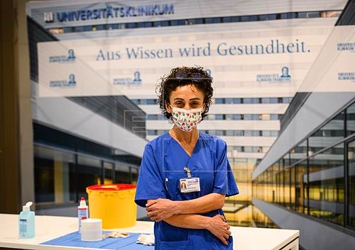 “زينب قالمايار” أول تركية تحصل على جواز سفر كورونا