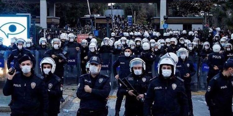 تركيا.. الشرطة تداهم منازل المزيد من طلاب جامعة البسفور