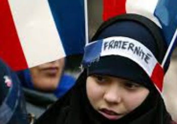 فرنسا تريد منع الأطفال من ارتداء الحجاب