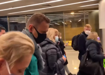 روسيا تعتقل المعارض ألكسي نافالني فور وصوله البلاد