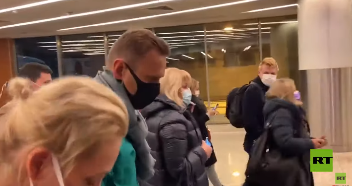 روسيا تعتقل المعارض ألكسي نافالني فور وصوله البلاد