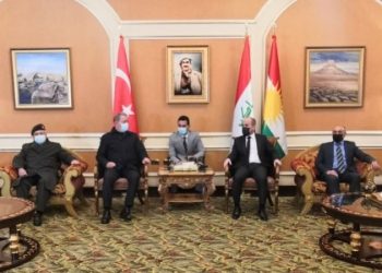 وزير دفاع تركيا وعلم كردستان.. صورة تثير جدلاً