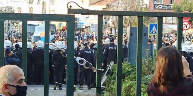 كاتب تركي عن إغلاق باب جامعة البوسفور بالكلبشات: نكبة في تاريخنا!