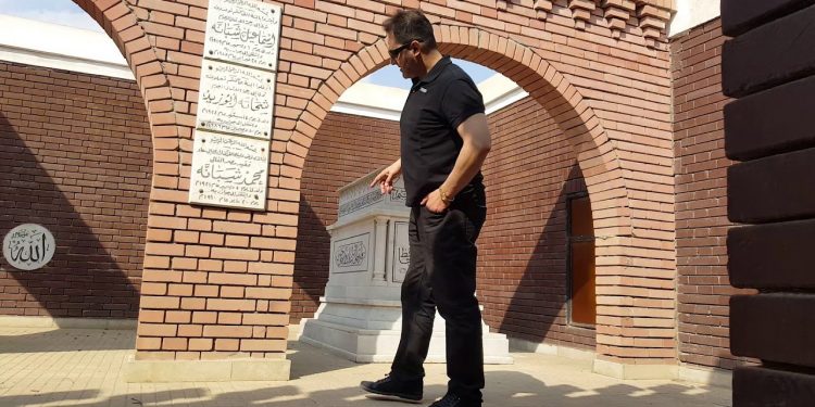 مفاجأة في قبر عبد الحليم حافظ بعد 31 عامًا على وفاته