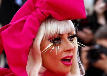 ليدي غاغا تعرض نصف مليون دولار مكافأة لمن يعيد كلبيها